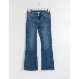 superfina jeans med coola fickor där bak. de är från tall avdelningen, är 175 och passar bra💕 säljer pga dubbletter. köpte tidigare i vintras. använda 2 ggr och nypris 350kr
