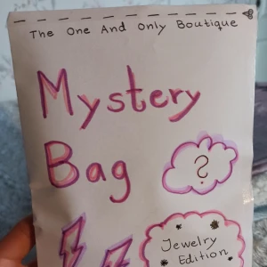 Mystery Bag med Smycken - En mystery bag med smycken ifrån mitt småföretag! Varje mystery bag innehåller ett halsband, ett armband och ett par örhängen. (Inte äkta)  Innehållet varierar och i epic och legendary finns det också en nyckelring.  Passar alla storlekar. 