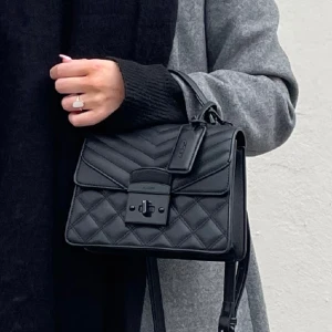 Aldo väska - Säljer min superfina väska från Aldo, kommer tyvärr inte till användning! I super bra skick, nypris 600kr mitt pris 450kr💕💕pris kan diskuteras!