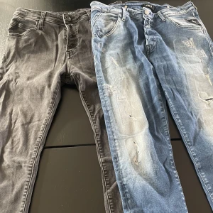 2 par Replay jeans  - Baggyjeans från Replay. Använda men fint skick. Ett par är lite kortare i modellen med dragkedja längst ner vid ankeln.