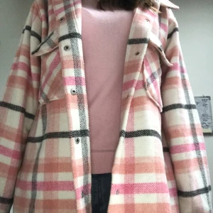 Rosa Rutig skjort jacka - En jättefin rosa skjort jacka för vår, sommar och höst. Storlek XS men ganska stor modell, från Lindex. Lappen är borta, därför säljer jag den billigt. Säljer den för 250kr💕