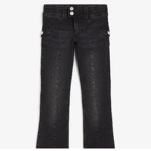 Svarta jeans  - Fina svarta jeans köpta på Plick. Midjemåttet rakt över är 37/38 cm men går att spänna i midjan. Inga defekter alls.💕