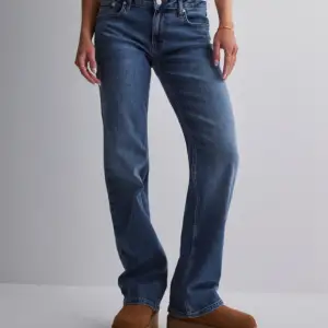 Säljer nu mina lågmidjade  Nelly jeans som är i helt nyskick💕💕