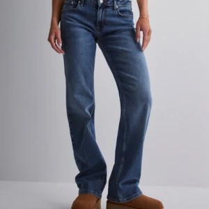Trendiga Lågmidjade Nelly jeans  - Säljer nu mina lågmidjade  Nelly jeans som är i helt nyskick💕💕