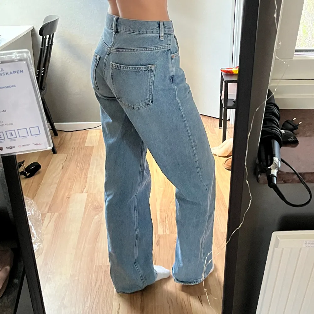 Blåa jeans, midwaist/lågmidjade, i jättefint skick🌟säljer då de inte kommer till användning eftersom jag har ett liknande par🥰🥂 Jag är 1,68 Nypris: 500 kr . Jeans & Byxor.