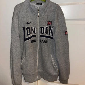 Hoodie från London - Storlek 36 / Small. 