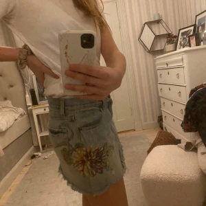 Jeans kjol  - Jeans kjol från märket ni ser på bilden  Storlek 36. Säljer denna för att den är förstor