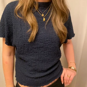 Strukturerad topp  - Säljer denna snygga topp från zara i storlek S 💕