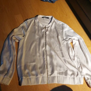 En zip up tröja  - Säljer denna zip up tröja i väldigt bra skick för att den inte är min stil och även förstor. Vill du köpa så kontakta mig och jag tar bara swish💕😊