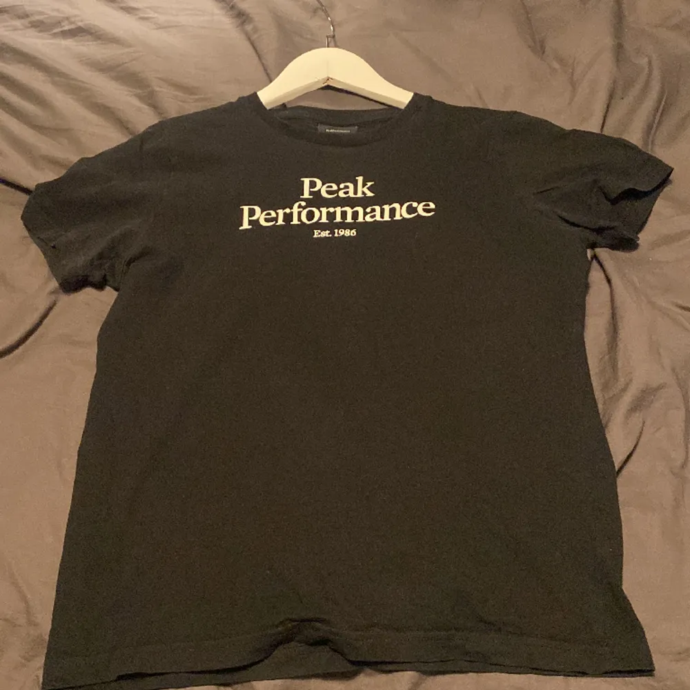 Svart peak performance t-shirt. Bra skick. Storlek 150. Nypris: 300. T-shirts.