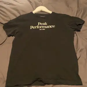 Svart peak performance t-shirt. Bra skick. Storlek 150. Nypris: 300