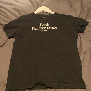 Peak performance t-shirt - Svart peak performance t-shirt. Bra skick. Storlek 150. Nypris: 300
