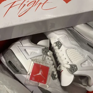 Air Jordan 4 Tech Grey / Oreo White - Hej! Säljer syrrans nya Jordans i förpackningen då storleken inte passade och tiden för att lömna tillbaks de har löpt ut.