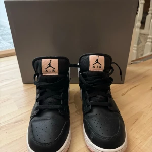 Jordans - Super fina Jordans i nyskick. Storlek 38.5. Passar även 39. Kvitto finns.