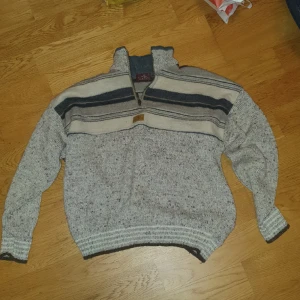 Ivanhoe stickad - Stickad ivanhoe tröja i väldigt fint skick. Det enda synligt dåliga med fen är att den är lite nopprig på insidan av kragen, syns ej under användning