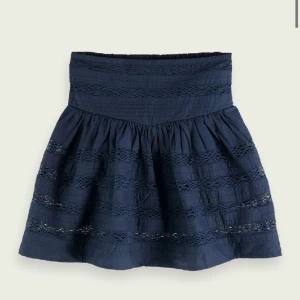 Scotch and soda kjol - Köpte denna helt slutsålda kjol som ej säljs längre från sellpy men den passade inte mig och säljer därför vidare💗