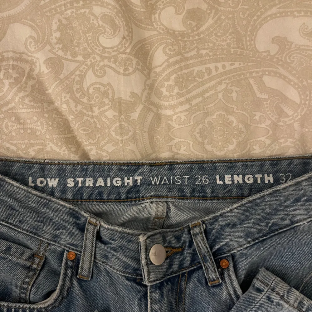Fina jeans från bikbok som inte använd på grund av att dem blivit för stora . Jeans & Byxor.