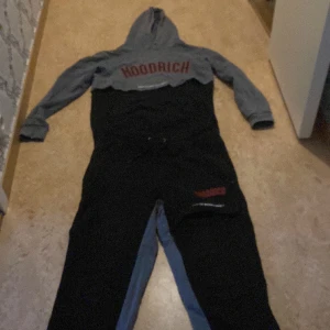 En väldigt fet hoodrich dress som är en av de originala seten och är i väldigt bra skick - S på tröjan och m på byxorna 