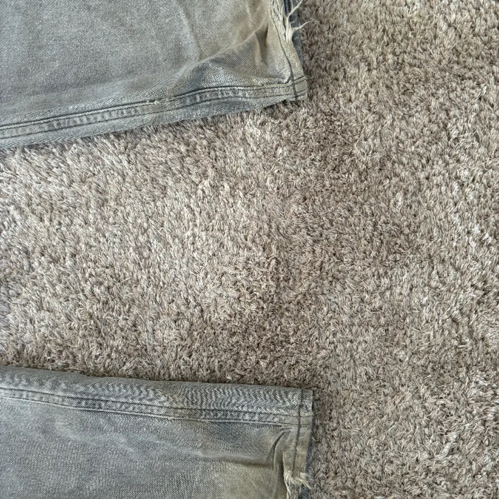 Gråa G-Star Raw jeans i modellen relaxed straigth, storlek 31/32 Skick 7/10, slitningar vid hälarna. Nypris 1400. Jeans & Byxor.