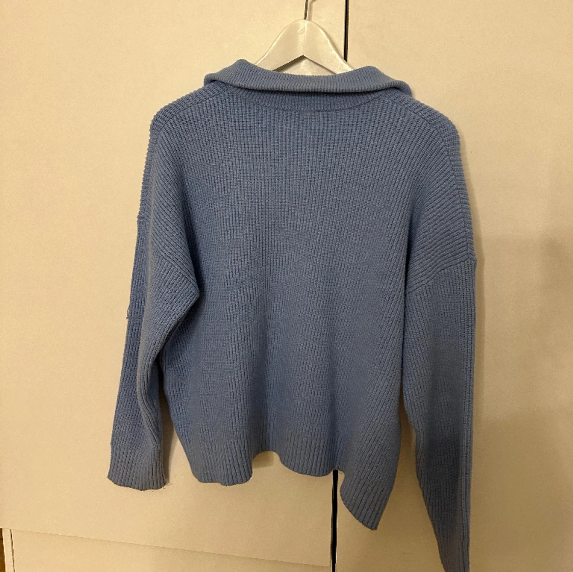 Blå stickad tröja - 90