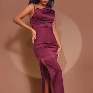 Balklänning  - Aldrig använd klänningen prislappen sitter fortfarande kvar, säljer denna fina klänningen pågrund av råkade beställa två stycken. Storleken är S