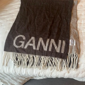 Ganni halsduk - Som ny! Super fin och mjuk! Nypris ca 1800