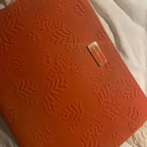 Orange/korall laptop fodral märket Marc Jacobs. Passar en MacBook perfekt! 👌 små skavanker som finns i bilder! Men knappt något man märker ✨