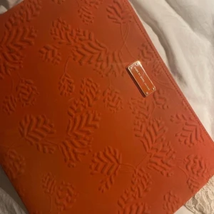 Marc Jacobs laptop fodral - Orange/korall laptop fodral märket Marc Jacobs. Passar en MacBook perfekt! 👌 små skavanker som finns i bilder! Men knappt något man märker ✨