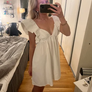 Studentklänning - Jättefin vit klänning som är perfekt nu till studenten💓💓