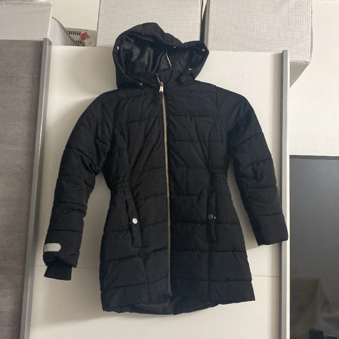 En svart tjock jacka som värmer