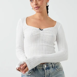 gina tricot / pointelle bow top  - endast testad vid köp och på bilden. jättefint skick och så gulligt tyg. säljer då den inte passade så bra. nypris är 260kr mitt pris är då 139kr.  kontakta mig för mått och fler bilder 💞pris kan diskuteras såklart !!