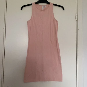 Klänning - Klänning från H&M i storlek S, bra skick