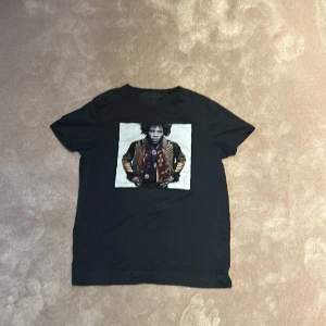 Limitation t shirt - Säljer denna snygga t shirt pågrund av att den blivit för liten. Sparsamt använd och skick 8/10!