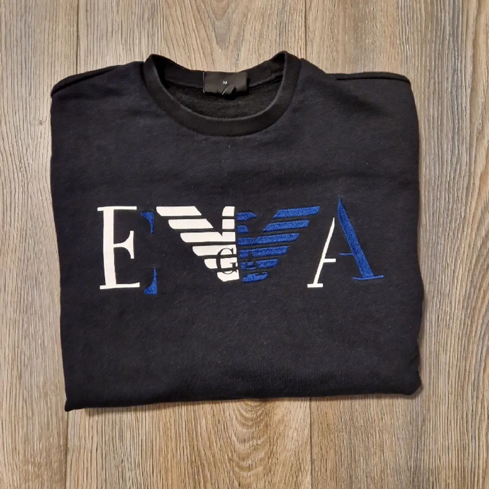 EA7 sweatshirt i perfekt skick. Storlek M och perfekt till våren.. Hoodies.