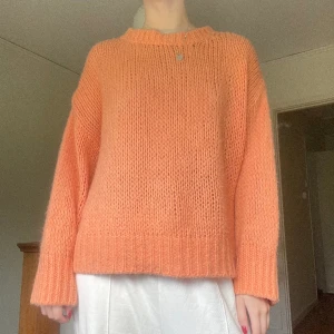 Stickad tröja - Superfin korall färgar tröja. Inte nopprig, använd få gånger. Köpt för 600 DK