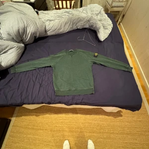 Stone island tröja - Säljer nu min oliv gröna stone island, den är väldigt sällan använd och den är äkta, har inget kvitto men ni får bara lita på mig