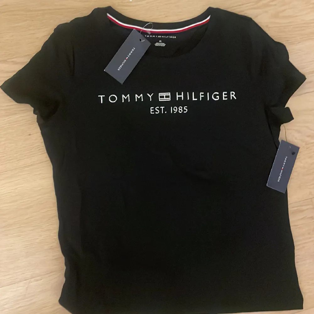 Helt ny, Tommy Hilfiger . T-shirts.