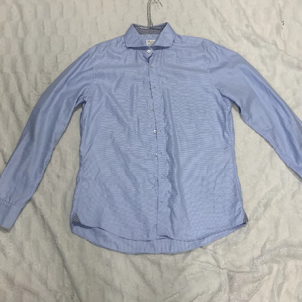 Väldigt fina Stenströms skjorta i storlek 42. Säljer den pga den inte passar längre. Saknar en knapp på ena ärmen annars väldigt fint skick. Kontakt via dm. Skjortor.