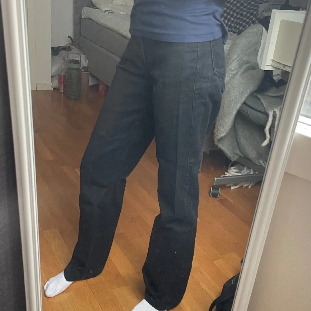 Svarta straight jeans från weekday. Storlek W24 L32.💕. Jeans & Byxor.