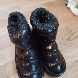 Skor - Uggs skor från hm. Knappt använda. Inköpta förra året. 