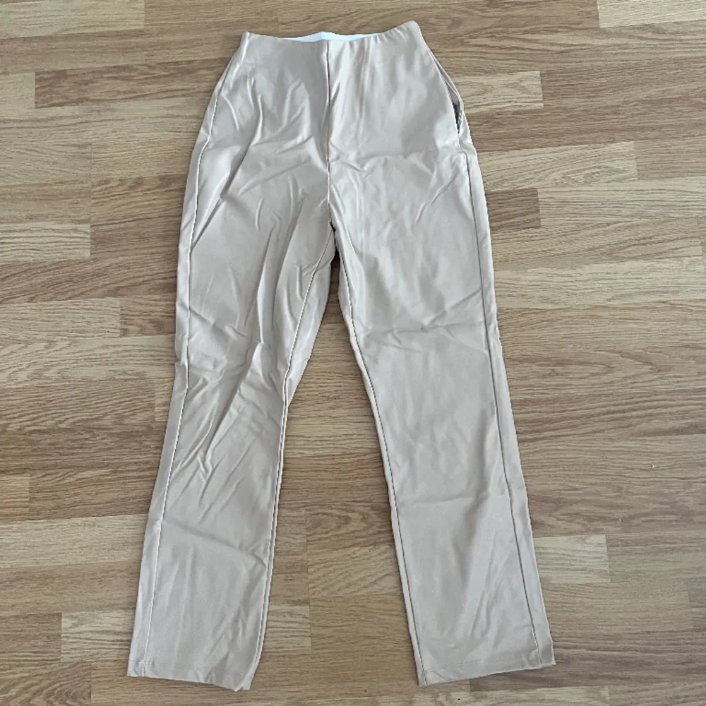 Skinnbyxor från bianca x nelly. Lite kortare i modellen och i bra skick. Jeans & Byxor.