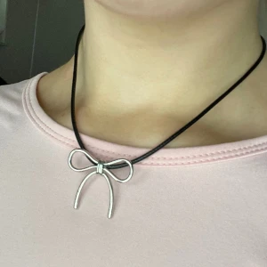 Rosett halsband - Super gulligt rosett halsband, justerbart!!