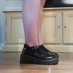 Egirl skor typ? - Dessa är i storlek 39 och har aldrig använt dem, bara testat dem. Super söta och bekväma, man blir dessutom lite längre! 😍 