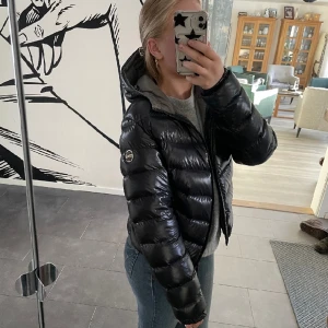 Colmarjacka - Nu säljer jag denna superfina jackan jag precis köpt på Plick eftersom den desvärre var för liten för mig över bysten. Den har inga hål eller skador alls. Jag byter gärna den mot en annan jacka ifall någon har möjlighet💕priset är ej hugget i sten