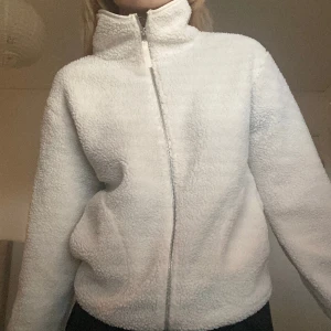 Teddy jacka - Jättemysig teddy jacka i storlek 34, färgen är lite off white 🤍 använd fåtal gånger men är i superbra skick! Pris kan diskuteras 🤍