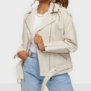 Oversize Beige skinnjacka  - Oversized biker jacka, köpt på Nelly. Storlek 34 men väldigt oversized. Fint skick utan några anmärkningar ☺️💗 Skärpet kan man ta bort om man önskar det. 