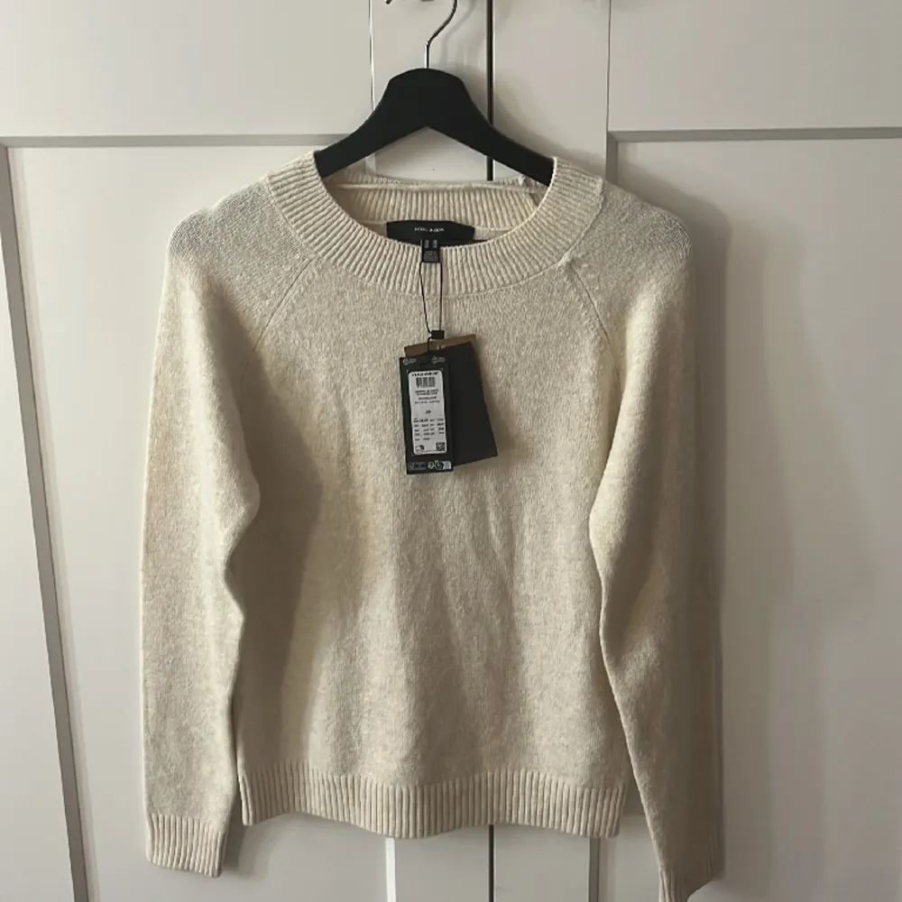 En helt ny stickad tröja från vero moda med etiketten kvar💗 säljer pågrund av att jag har en till nästan precis likadan💗. Tröjor & Koftor.