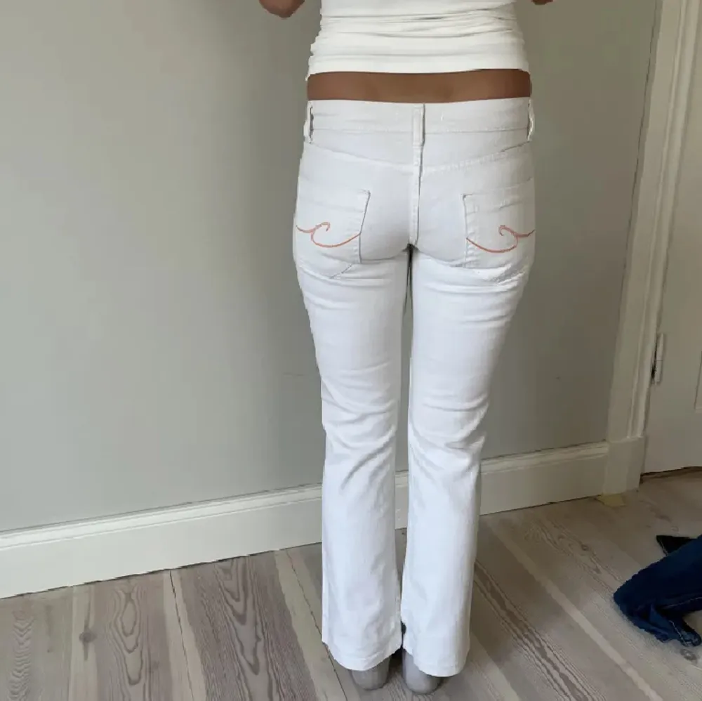 Size 28 L32💕Säljer dessa super fina vita jeansen då de är för små. Super bra skick. Jag är ca 165🩷🩷. Jeans & Byxor.