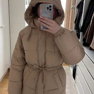 Vinterjacka - Superfin beige och varm vinterjacka från bikbok! Säljer då den inte kommer till användning. Använd fåtal gånger. Storlek xs.