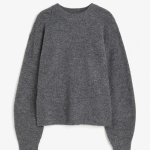 Stickqd tröja - Säljer den här slutsålda stickqde tröjan från hm💞endast använd fåtal gånger